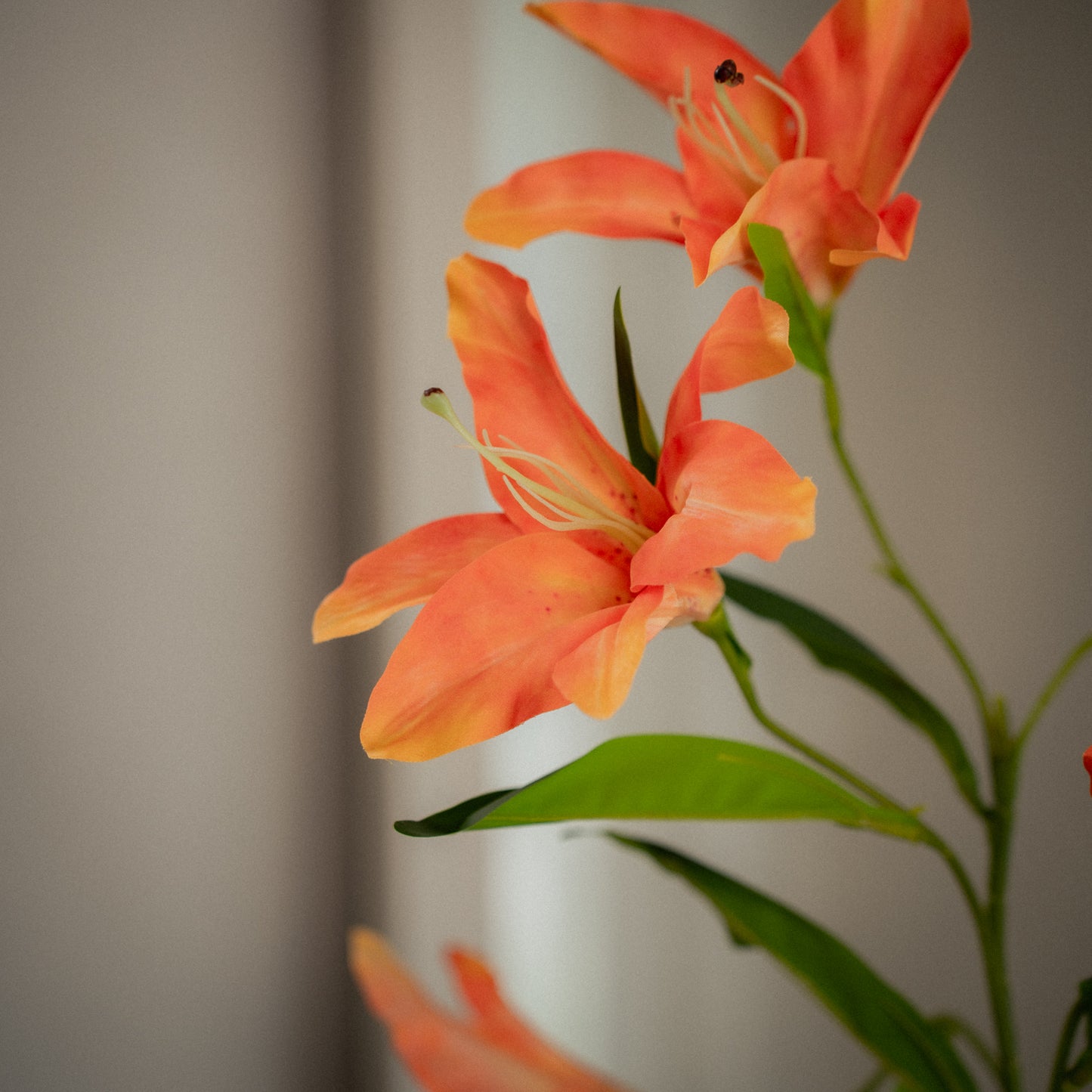 Grande tige de lys artificiel à 4 fleurs